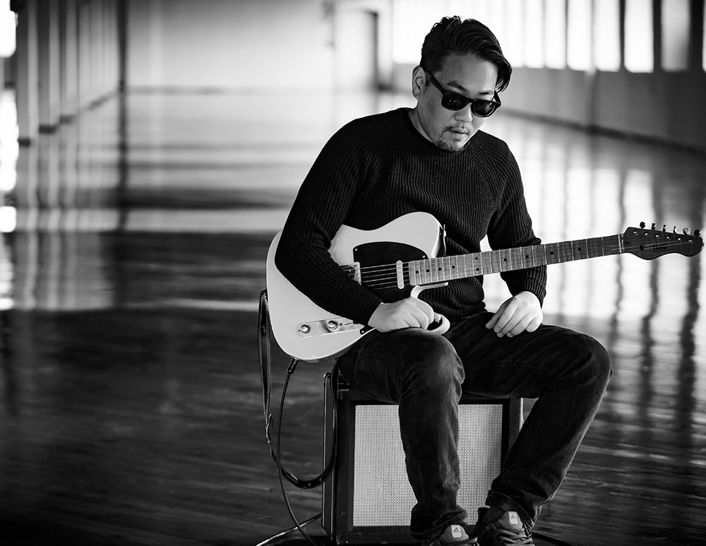 Dai-Miyazaki-Sitting-With-Guitar